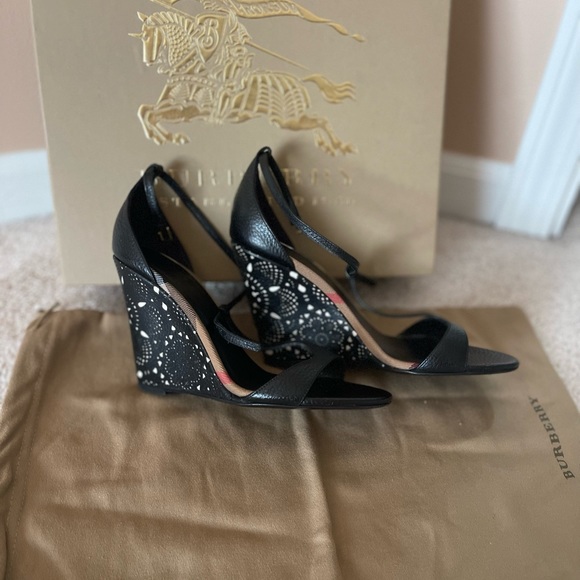 BURBERRY Sandals!! - Picture 6 of 9